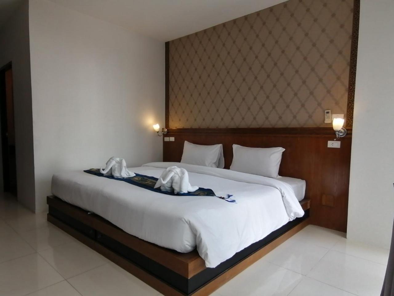 Nj Patong Hotel Екстериор снимка