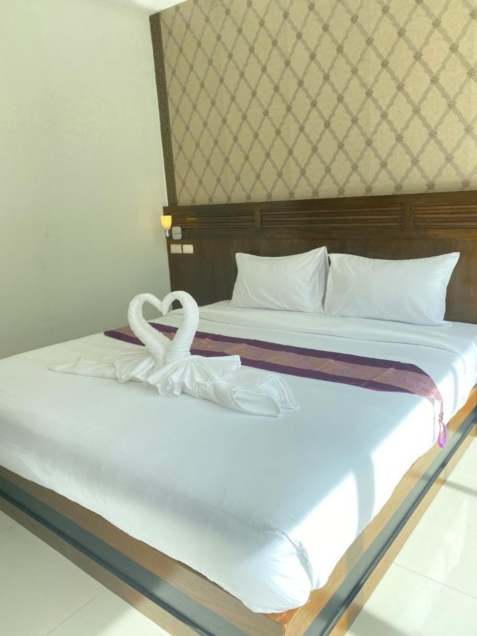 Nj Patong Hotel Екстериор снимка