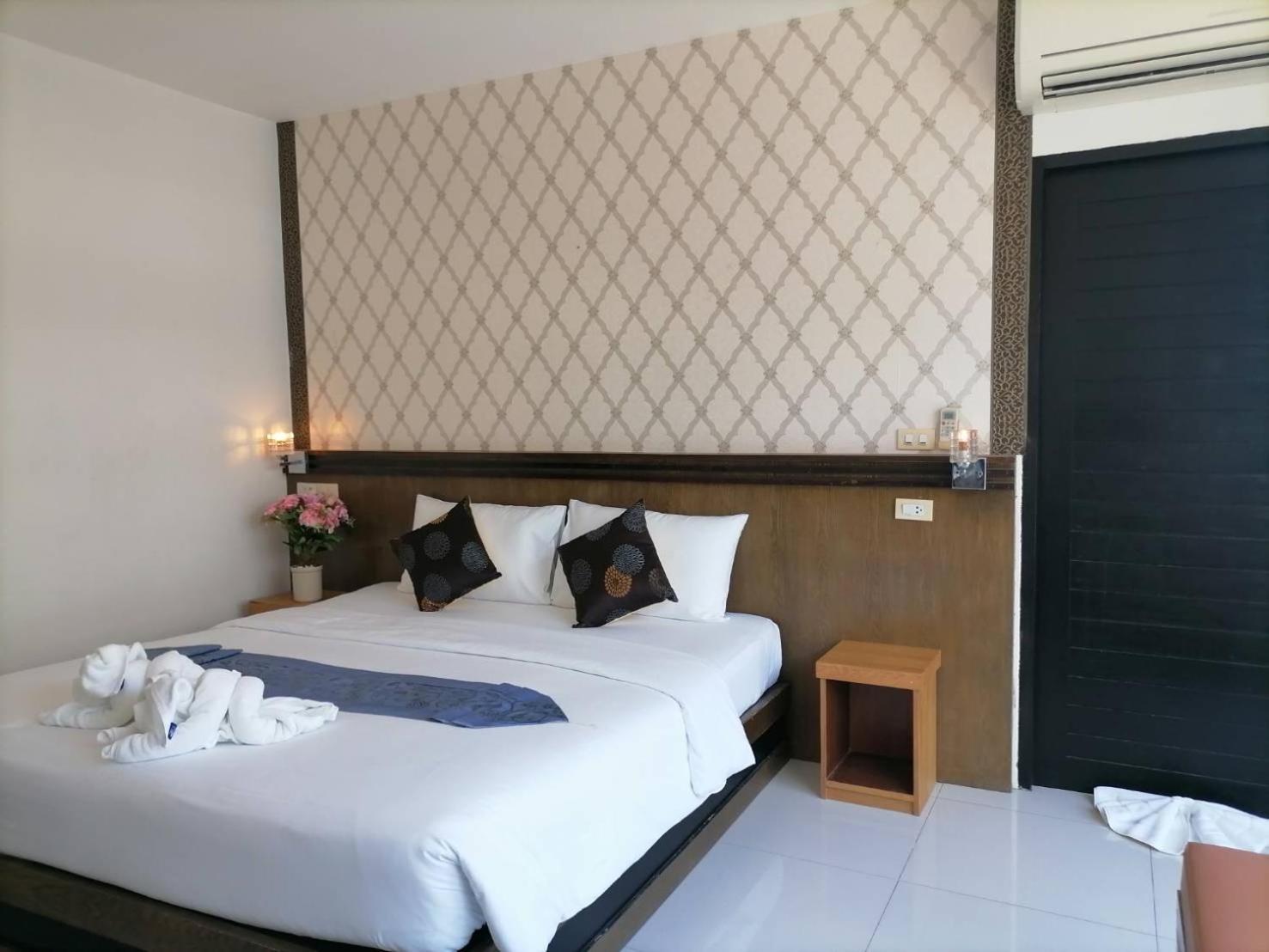 Nj Patong Hotel Екстериор снимка